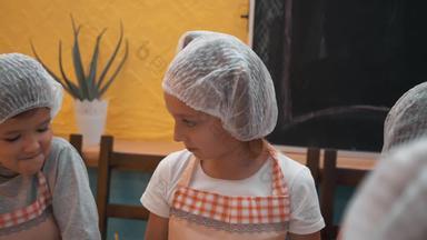 孩子们一次性帽围裙使面团烹饪教训烹饪学校快乐孩子们准备面团烘焙馅饼烹饪主类面包店